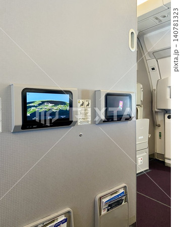 飛行機エコノミークラス最前列の機内ディスプレイ 縦構図|旅行・航空関連記事・Web・資料 飛行機エコノミークラス最前列の機内ディスプレイ 縦構図|旅行・航空関連記事・Web・資料 140781323