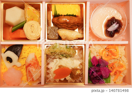 色鮮やかな料理が美しく詰められた和風の高級幕の内弁当(真上からのアングル) 色鮮やかな料理が美しく詰められた和風の高級幕の内弁当(真上からのアングル) 140781498