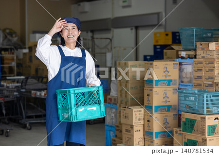 商品管理を行うパート女性の仕事風景 商品管理を行うパート女性の仕事風景 140781534