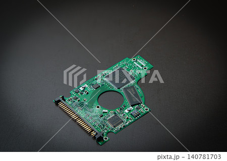 パソコンの中に装着されている電子部品 140781703