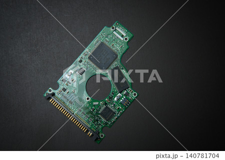 パソコンの中に装着されている電子部品 140781704