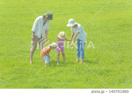 夏の草地で遊ぶ4人家族 140781860