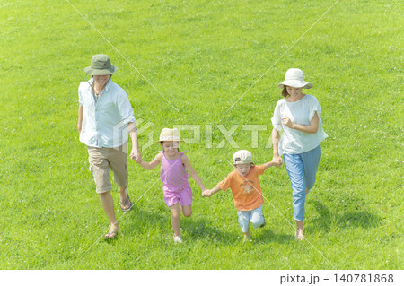 夏の草地で遊ぶ4人家族 夏の草地で遊ぶ4人家族 140781868