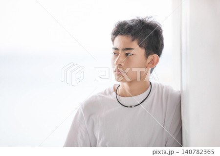 白Tシャツを着た10代の若い男性 白Tシャツを着た10代の若い男性 140782365