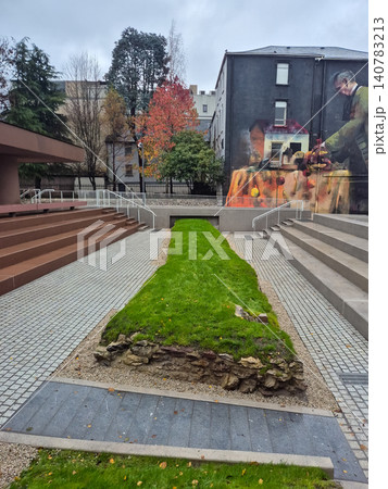 Urban courtyard with landscaped green pathway and mural wall Urban courtyard with landscaped green pathway and mural wall 140783213