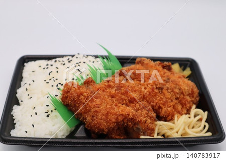 チキンカツ弁当のクローズアップ 140783917