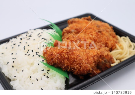 コンビニのチキンカツ弁当のクローズアップ コンビニのチキンカツ弁当のクローズアップ 140783919