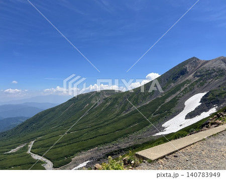 快晴の青空の下に広がる壮大な山並みと美しく残る夏の残雪の山岳絶景 140783949