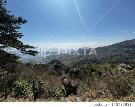 快晴の青空と差し込む太陽の光 山頂から望む美しい海と島々の山岳絶景 快晴の青空と差し込む太陽の光 山頂から望む美しい海と島々の山岳絶景 140783951