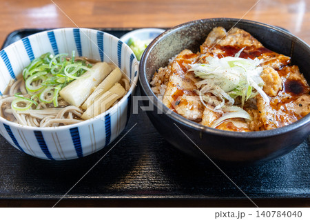 おいしい北海道の豚丼と蕎麦のセット おいしい北海道の豚丼と蕎麦のセット 140784040