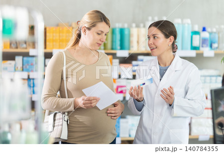 Pharmacist gives pregnant woman prescription pills 140784355