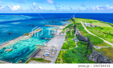 宮古島・平安名崎 ドローン空撮 灯台と漁港とエメラルドグリーンの海 宮古島・平安名崎 ドローン空撮 灯台と漁港とエメラルドグリーンの海 140784438