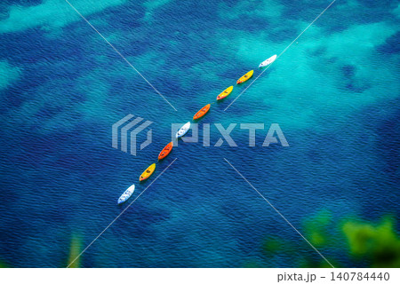 宮古島 俯瞰 カラフルなカヤックの列 エメラルドブルーの海 宮古島 俯瞰 カラフルなカヤックの列 エメラルドブルーの海 140784440