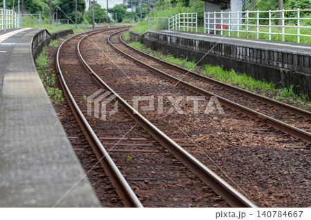 ローカル線の駅ホームと続く線路 ローカル線の駅ホームと続く線路 140784667