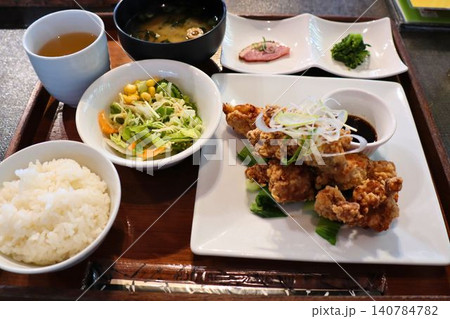 唐揚げ定食とご飯・味噌汁が並ぶ和食の食卓 唐揚げ定食とご飯・味噌汁が並ぶ和食の食卓 140784782