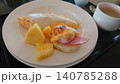 ビジネスホテルの朝食バイキング（オムレツとコーヒーの洋食セット） 140785288