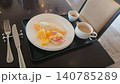 ビジネスホテルの朝食バイキング（オムレツとコーヒーの洋食セット） 140785289