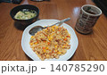 単身者のリアルな食卓（チャーハンとスープの簡単な食事） 140785290