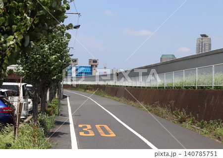 隅田川:コンクリート壁が目立つ道路(東京都北区志茂付近) 隅田川:コンクリート壁が目立つ道路(東京都北区志茂付近) 140785751