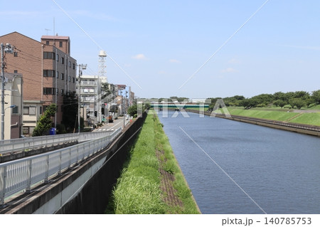 初夏の新河岸川:新志茂橋より上流を望む(東京都北区) 初夏の新河岸川:新志茂橋より上流を望む(東京都北区) 140785753