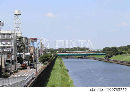 初夏の新河岸川:新志茂橋より上流を望む(東京都北区) 初夏の新河岸川:新志茂橋より上流を望む(東京都北区) 140785755