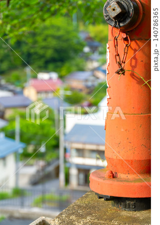 古い消火栓と民家のある風景:縦 古い消火栓と民家のある風景:縦 140786365