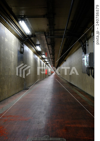 どこまでも続く赤い壁。川崎港海底トンネルの幻想的な地下道 どこまでも続く赤い壁。川崎港海底トンネルの幻想的な地下道 140786879