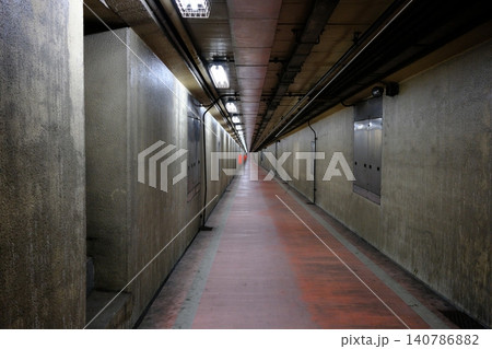 近未来を感じる無限の奥行き、川崎港海底トンネルの幻想的な歩道 近未来を感じる無限の奥行き、川崎港海底トンネルの幻想的な歩道 140786882