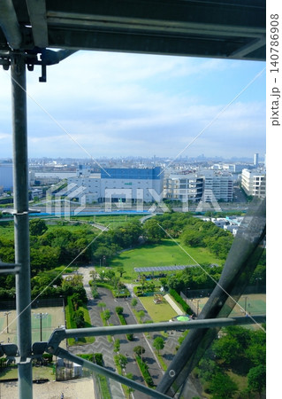 爽やかな夏空と緑の公園、広がる都市のパノラマ 爽やかな夏空と緑の公園、広がる都市のパノラマ 140786908