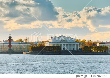 Russia, St.Petersburg, Old stock exchange building, pleasure boats in the Neva River at sunset, the drawbridge Palace, the cabinet of curiosities Museum, Rostral columns, shipyards 140787058