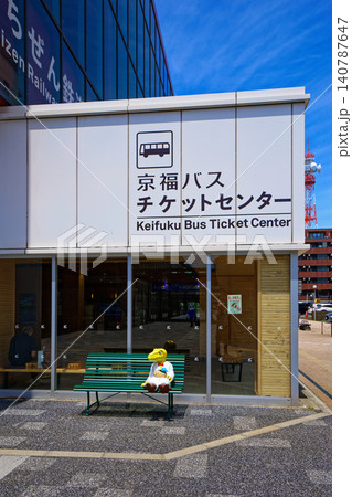 えちぜん鉄道入口横のベンチの恐竜博士 えちぜん鉄道入口横のベンチの恐竜博士 140787647