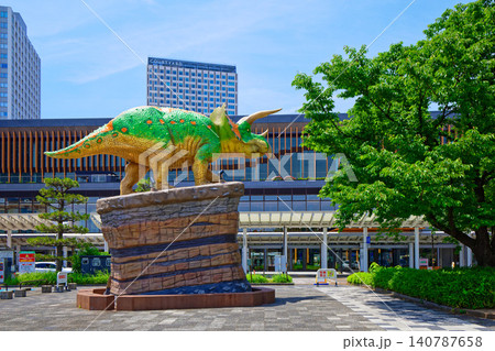 JR福井駅 東口広場のトリケラトプス 恐竜ロボット 恐竜モニュメント JR福井駅 東口広場のトリケラトプス 恐竜ロボット 恐竜モニュメント 140787658