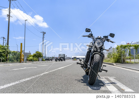 夏の大黒ふ頭に停車する大型アメリカンバイク 夏の大黒ふ頭に停車する大型アメリカンバイク 140788315