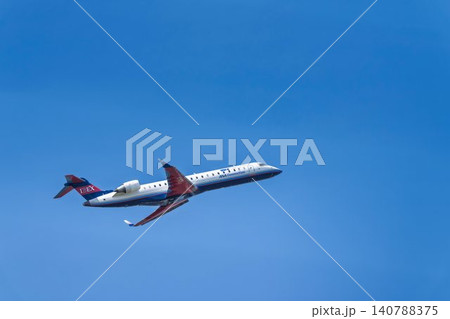晴れた日の仙台空港 離陸中の飛行機 宮城県名取市 晴れた日の仙台空港 離陸中の飛行機 宮城県名取市 140788375