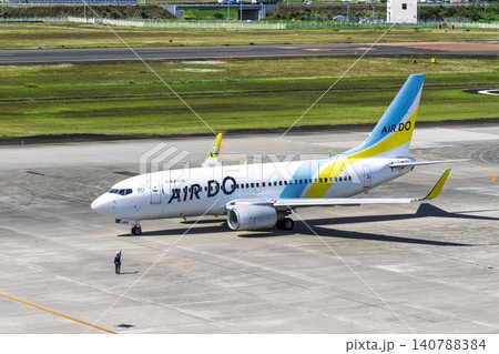 晴れの仙台空港 タキシング中の飛行機とグランドハンドリング 宮城県名取市 晴れの仙台空港 タキシング中の飛行機とグランドハンドリング 宮城県名取市 140788384