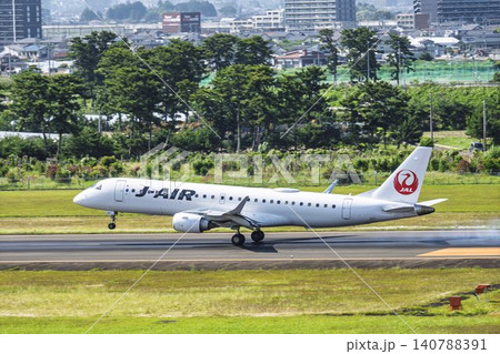 晴れた日の仙台空港 離陸中の飛行機 宮城県名取市 晴れた日の仙台空港 離陸中の飛行機 宮城県名取市 140788391