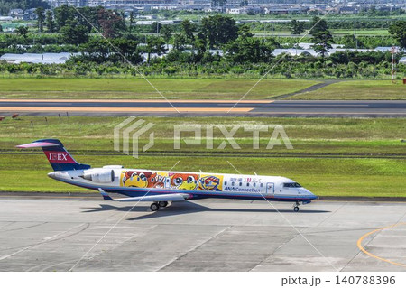晴れの仙台空港　タキシング中の飛行機　宮城県名取市 140788396