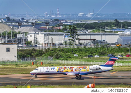 晴れの仙台空港 タキシング中の飛行機 宮城県名取市 晴れの仙台空港 タキシング中の飛行機 宮城県名取市 140788397