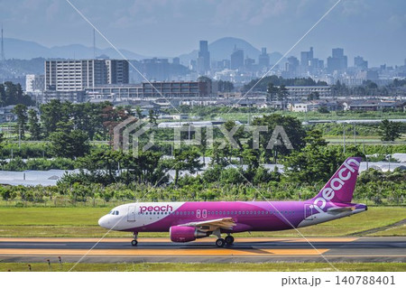 晴れた日の仙台空港 離陸中の飛行機と仙台市街 宮城県名取市 晴れた日の仙台空港 離陸中の飛行機と仙台市街 宮城県名取市 140788401