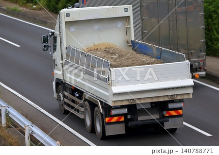 走行中のダンプトラック 走行中のダンプトラック 140788771