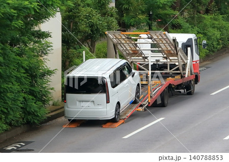乗用車を積載中のキャリアカー 乗用車を積載中のキャリアカー 140788853