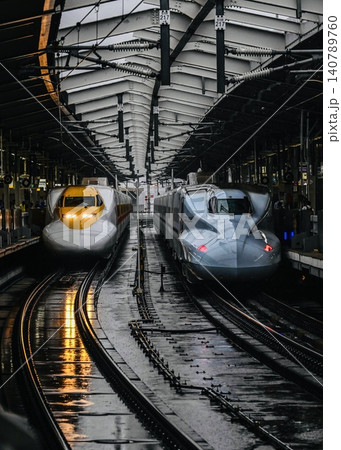 雨の日の輝き過ぎるワンピース新幹線 新大阪駅での並列停車 雨の日の輝き過ぎるワンピース新幹線 新大阪駅での並列停車 140789760