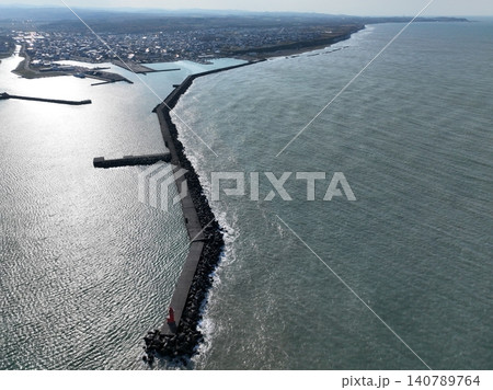 <鳥瞰>空から見た海岸線と埠頭 <鳥瞰>空から見た海岸線と埠頭 140789764