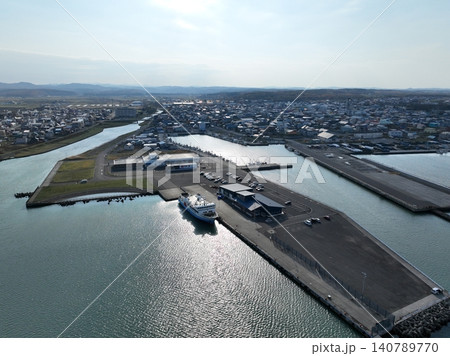 <鳥瞰>上空から見た羽幌のフェリーターミナル <鳥瞰>上空から見た羽幌のフェリーターミナル 140789770