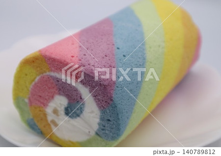 美しいカラフルなロールケーキ 美しいカラフルなロールケーキ 140789812