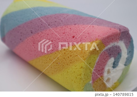 日本のカラフルなケーキのアップ 日本のカラフルなケーキのアップ 140789815