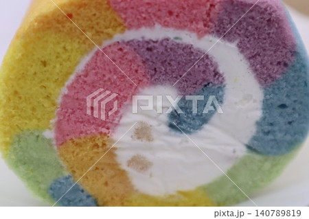 カラフルなロールケーキの断面 140789819