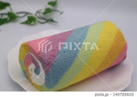 カラフルなロールケーキのクローズアップ 140789820
