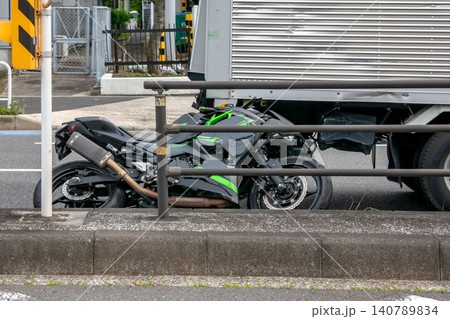 バイクとトラックの交通事故 バイクとトラックの交通事故 140789834