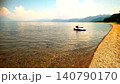 静かな湖畔で過ごす、贅沢な夏のリラックスタイム。 140790170